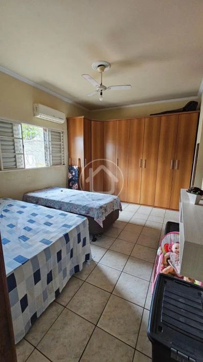 CASA COM 3 QUARTOS/AMPLO TERRENO