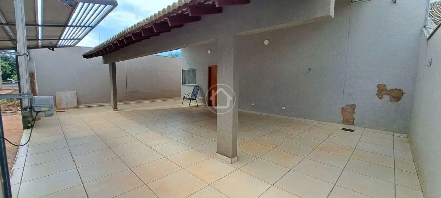 CASA TÉRREA COM 3 SUÍTES E PISCINA