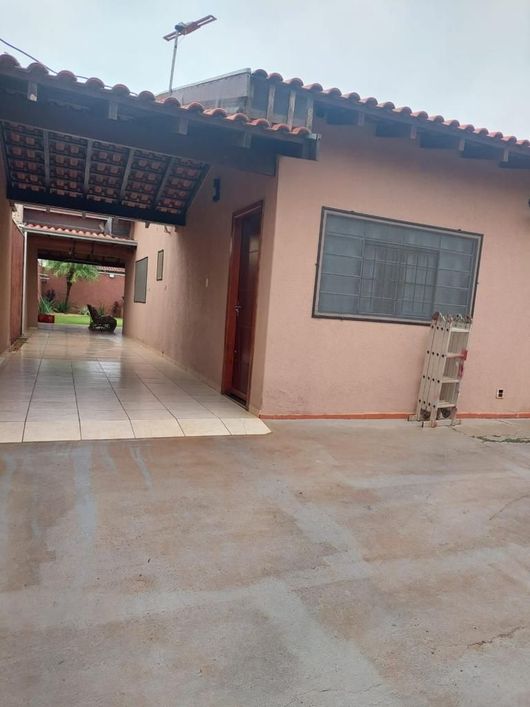 Casa a venda com 3 quartos sendo 1 suíte e piscina no Jardim Paraná em Campo Grande - MS