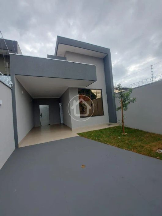 CASA COM PISCINA NA REGIÃO MILITAR