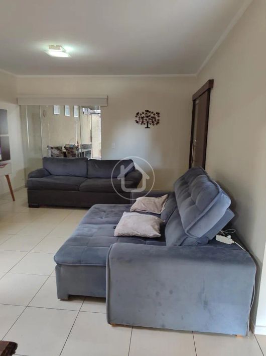 CASA COM AMPLO TERRENO