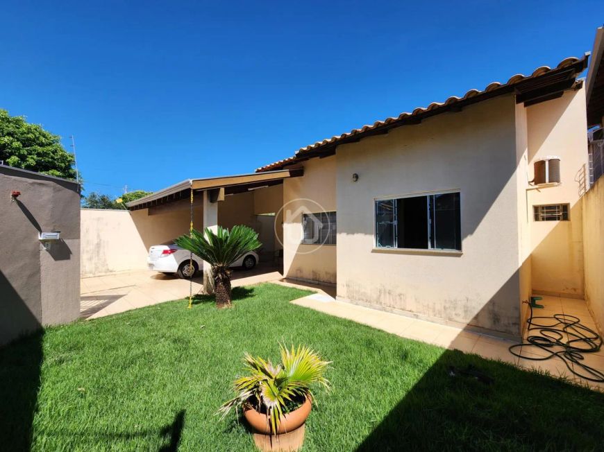 CASA TÉRREA COM 3 QUARTOS AMPLA VARANDA E PISCINA