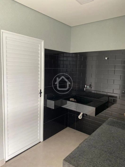 CASA COM 03 DORMITORIOS SENDO 01 SUITE