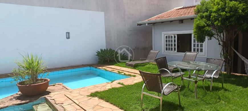 AMPLO SOBRADO COM 4 QUARTOS E PISCINA.