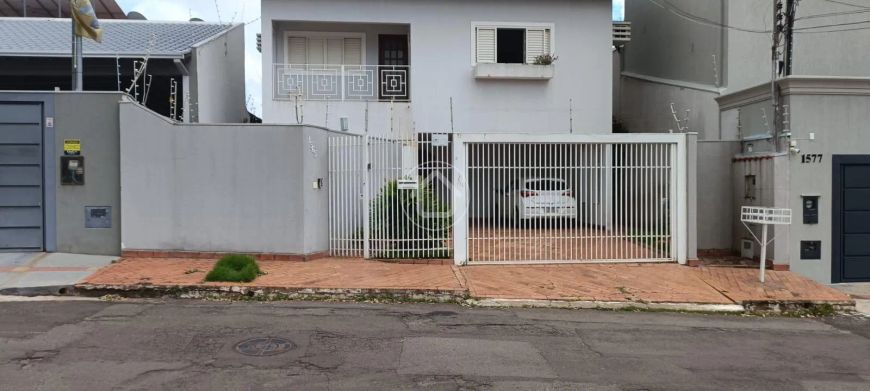 AMPLO SOBRADO COM 4 QUARTOS E PISCINA.