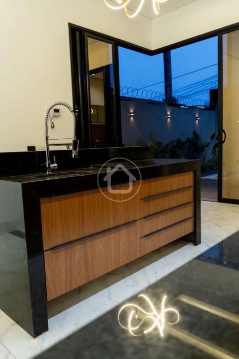 CASA COM ACABAMENTO DE ALTO PADRÃO E TECNOLOGIA