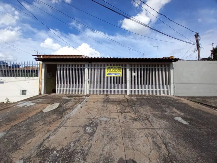 Vende-se casa na QSD 16 de Taguatinga Sul. Ideal para morar ou usar para investimento.