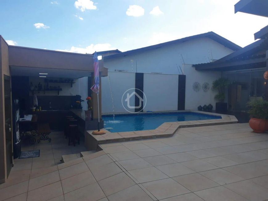 CASA NO JD MANSUR ACONCHEGANTE COM BAR MOLHADO