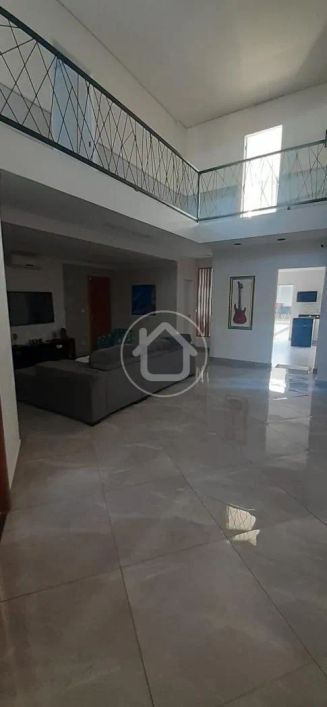 SOBRADO COM PISCINA