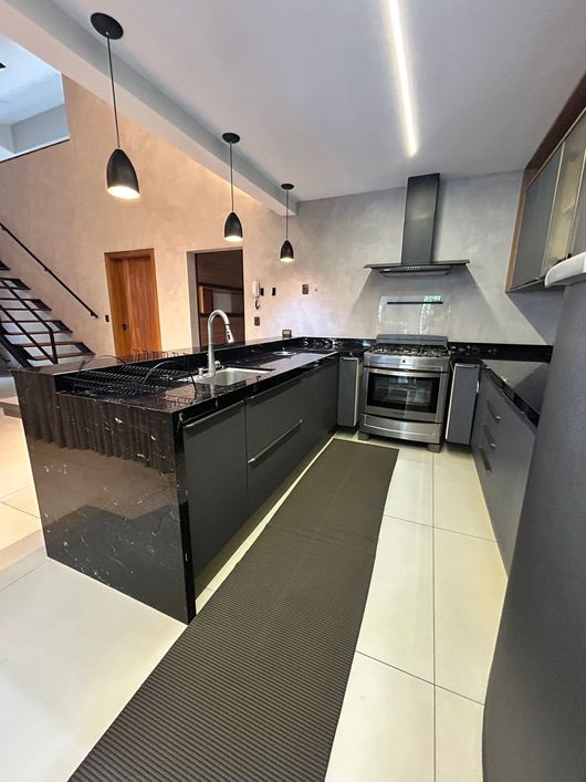 Casa para venda com 250 metros quadrados com 4 quartos