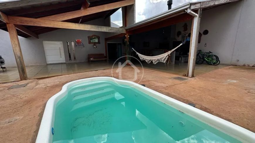 CASA COM CONVENIÊNCIA E DUAS SALAS COMERCIAIS