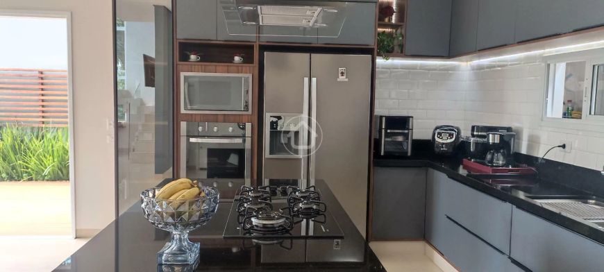 EXCELENTE SOBRADO COM 2 SUÍTES + 1 QUARTO.