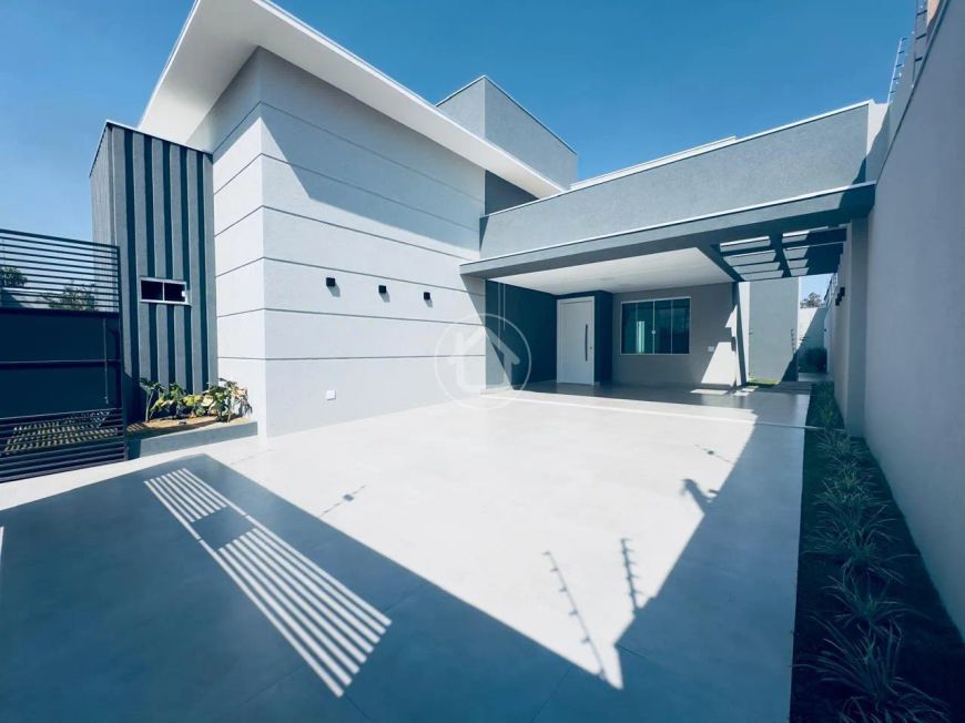 CASA COM PISCINA E 03 SUÍTES