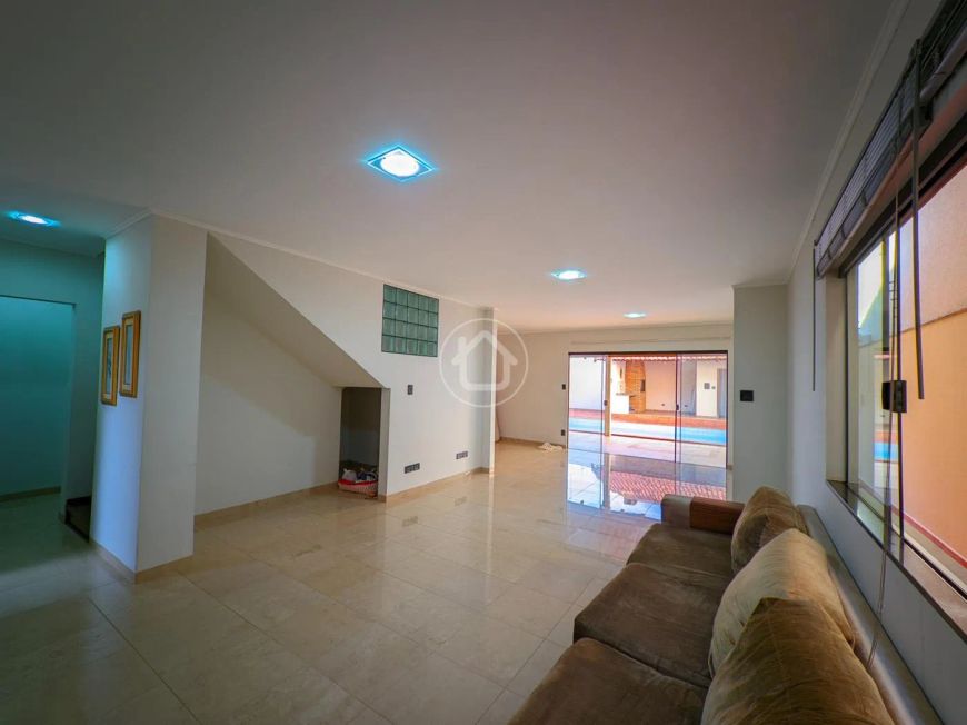 SOBRADO AMPLO COM 4 QUARTOS E PISCINA
