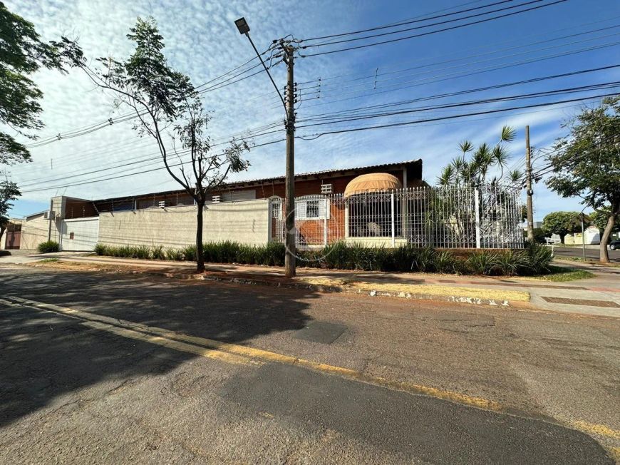 CASA DE ESQUINA COM 04 SUÍTES - JARDIM SÃO BENTO
