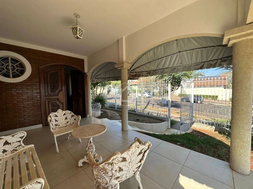 CASA DE ESQUINA COM 04 SUÍTES - JARDIM SÃO BENTO