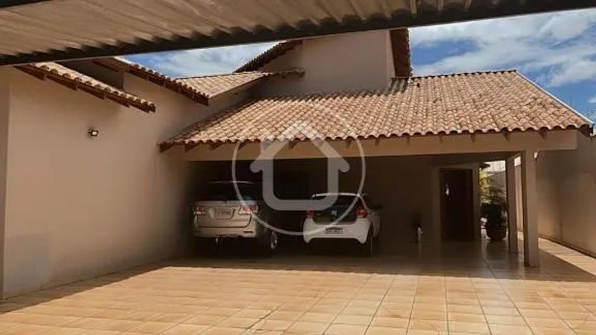 CASA COM AMPLO QUINTAL