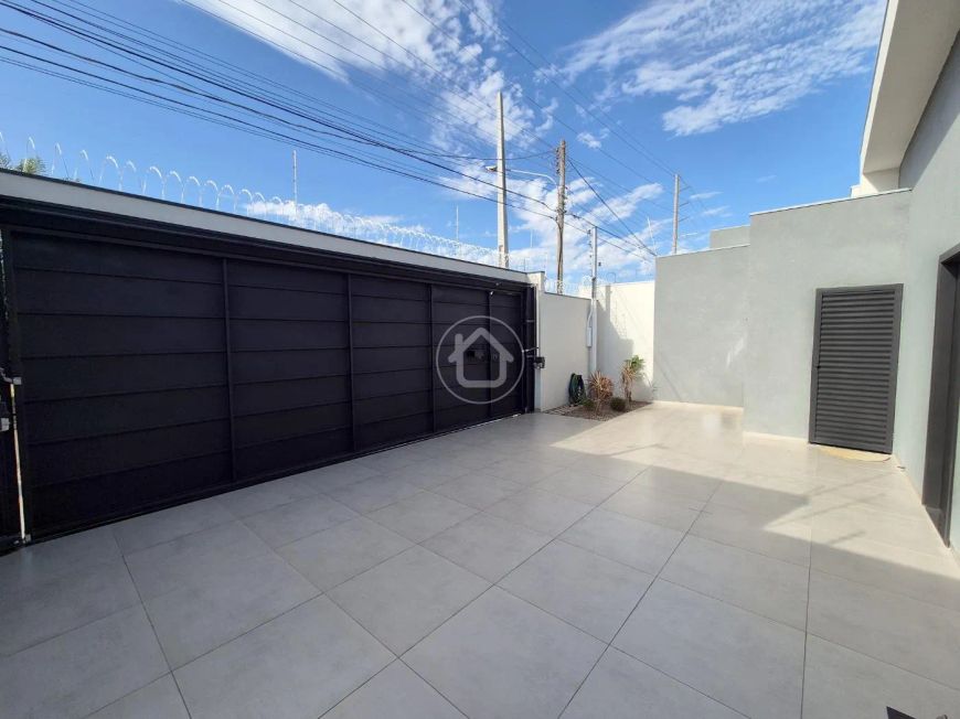 CASA COM 03 DORMITÓRIOS NO JARDIM MONTEVIDÉU