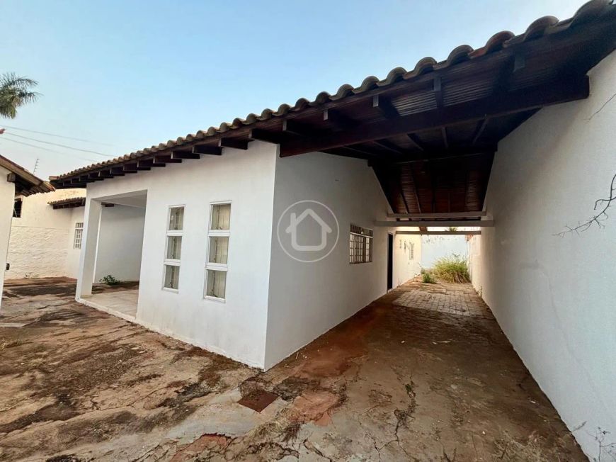 CASA COM 03 QUARTOS - REGIÃO MILITAR