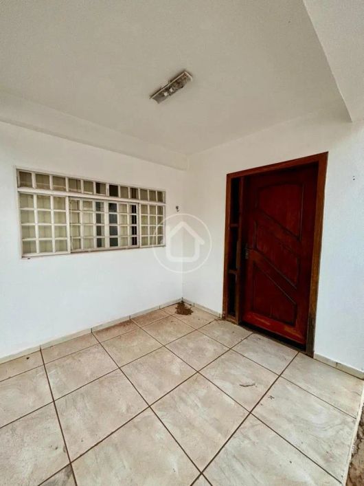 CASA COM 03 QUARTOS - REGIÃO MILITAR