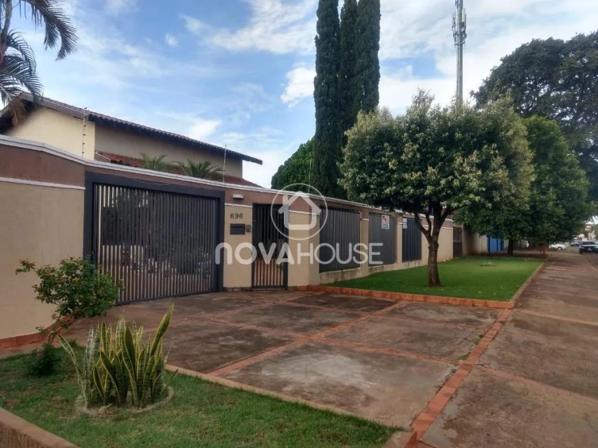BELÍSSIMO IMÓVEL COM AMPLO TERRENO PARA VOCÊ E SUA FAMÍLIA DESFRUTAREM DE TODO CONFORTO QUE O IMÓVEL