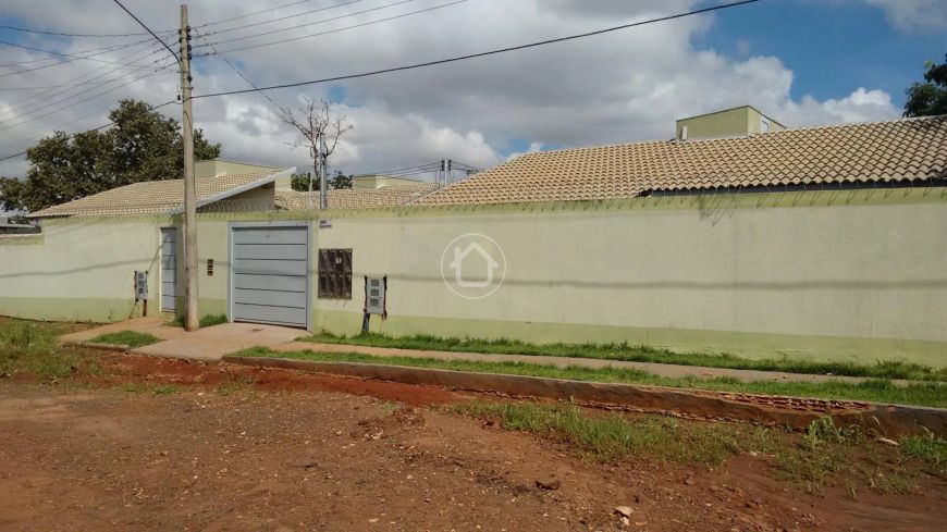 CASA COM SUÍTE EM CONDOMINIO