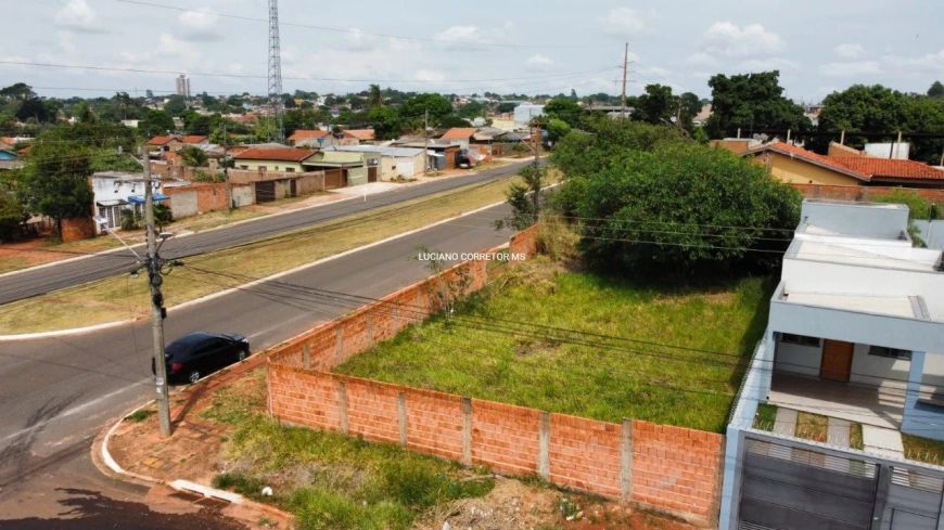Terreno de esquina na Av principal do Bairro!