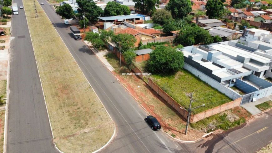 Terreno de esquina na Av principal do Bairro!