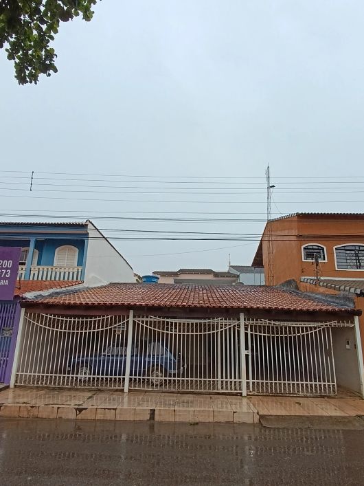 Casa 3 quartos COMERCIAL E RESIDENCIAL NA Quadra 45 Setor Central Gama de frente pro Pistão Sul