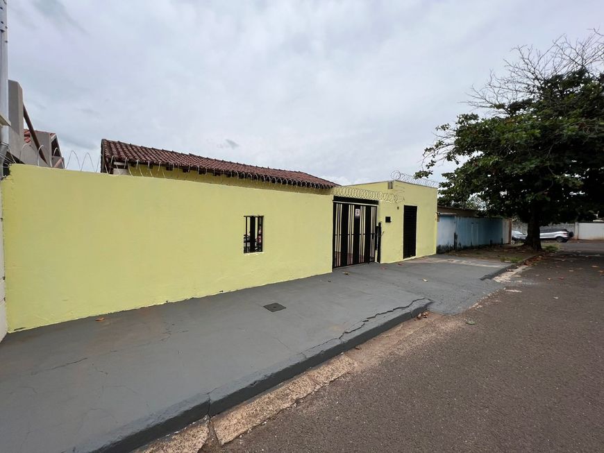 Terreno com 03 casas bem localizado