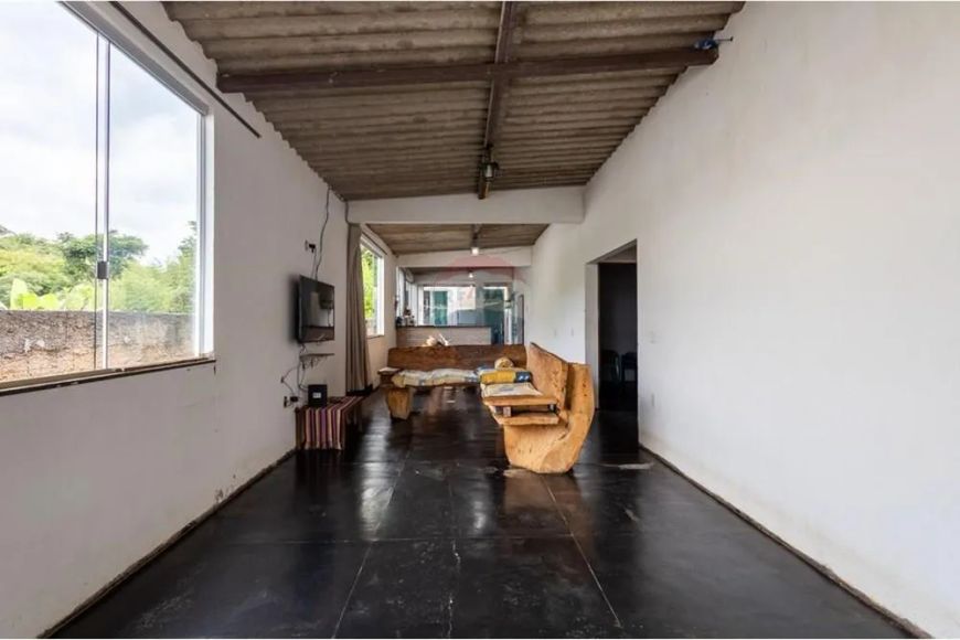 Casa com 4 quartos sendo 1 suite - Com fundos - Excelente localização
