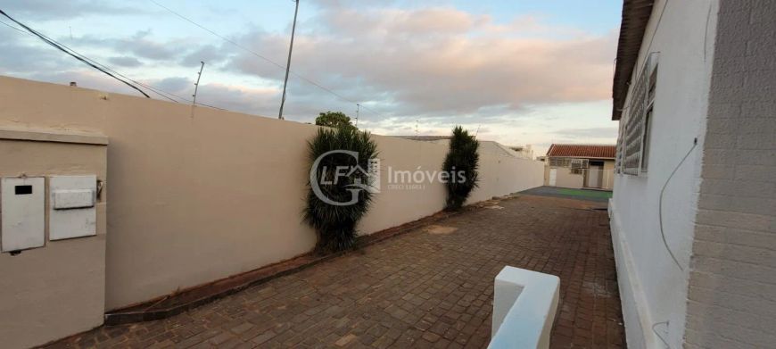 Casa Comercial para Locação no Bairro Amambaí em Campo Grande-MS: 6 Salas, 7 Banheiros, 20 Vagas de