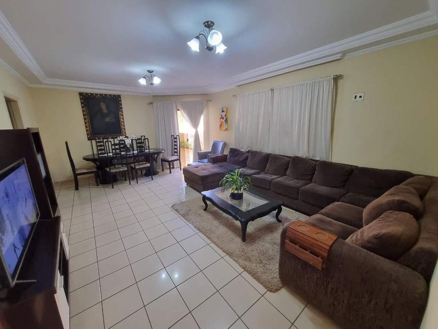 Casa espaçosa localização privilegiada