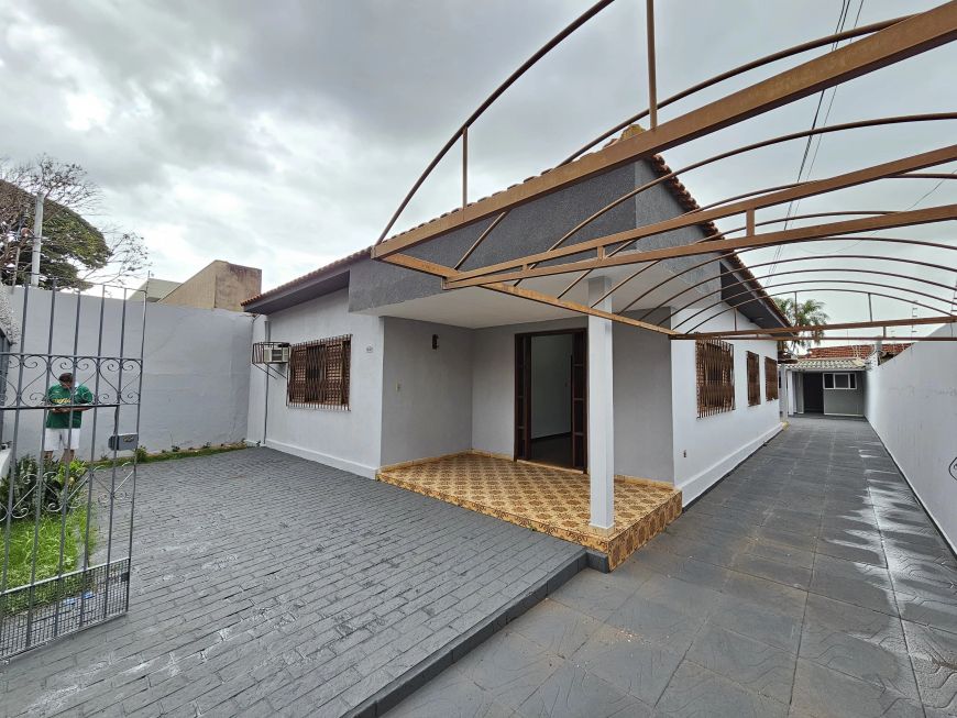 *Casa Térrea a venda no Centro próximo do Colégio Nota 10, com 05 quartos.