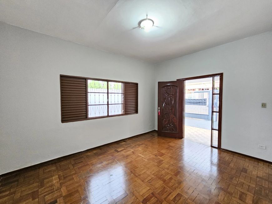 *Casa Térrea a venda no Centro próximo do Colégio Nota 10, com 05 quartos.