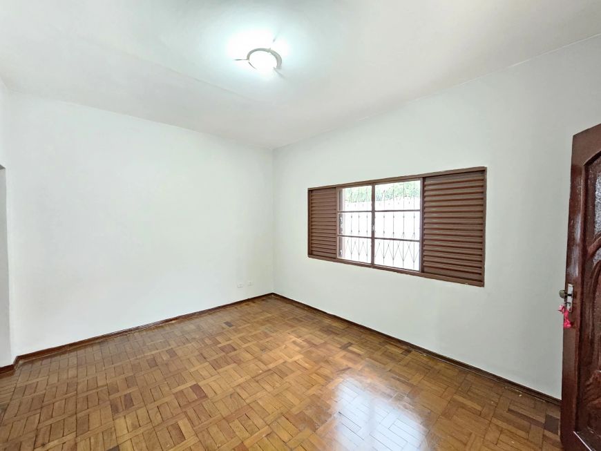 *Casa Térrea a venda no Centro próximo do Colégio Nota 10, com 05 quartos.