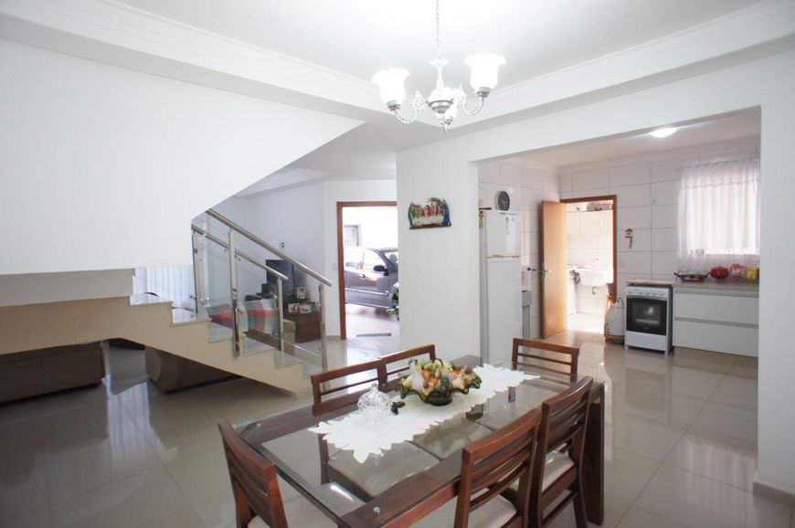 Sobrado à venda, 3 quartos, Monte Castelo - Campo Grande/MS