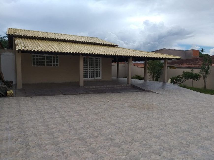 Casa de 200 m² com 3 quartos suítes, lote com 400m² em via pública
