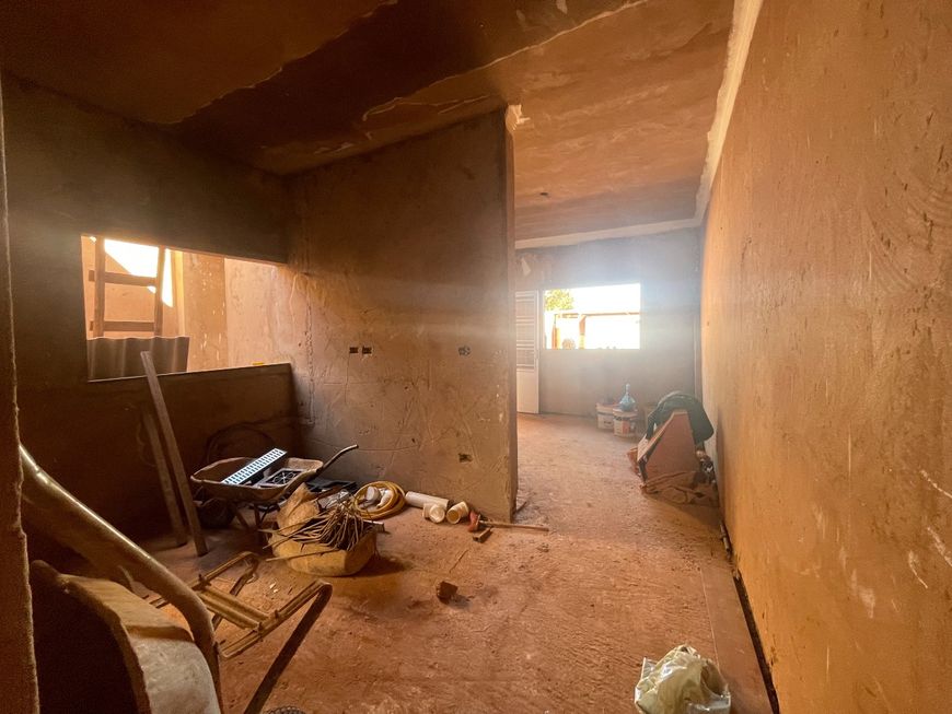CASA MODERNA COM DUAS SUÍTES
