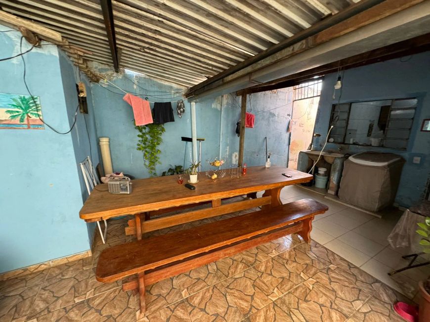 Vendo Casa 4 Quartos com loja em Avenida comercial.