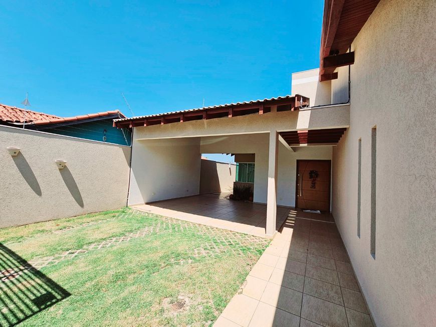 Casa com 3 suítes e rica em armários planejados, com boiler e energia fotovoltaica no Jardim Panamá.