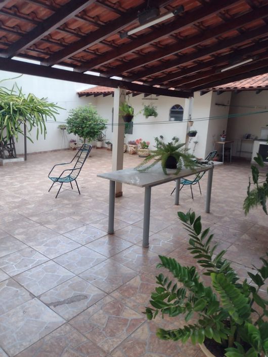 Casa à venda no bairro Vila Bandeirantes com 246 metros quadrados com 3 quartos, sendo 02 suítes.