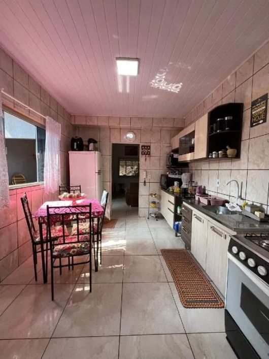 Excelente casa térrea com 03 quartos no bairro Pioneiros