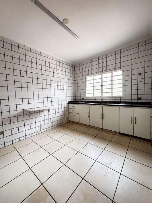 Sobrado para aluguel possui 220 metros quadrados com 3 quartos em Vila Nascente - Campo Grande - MS