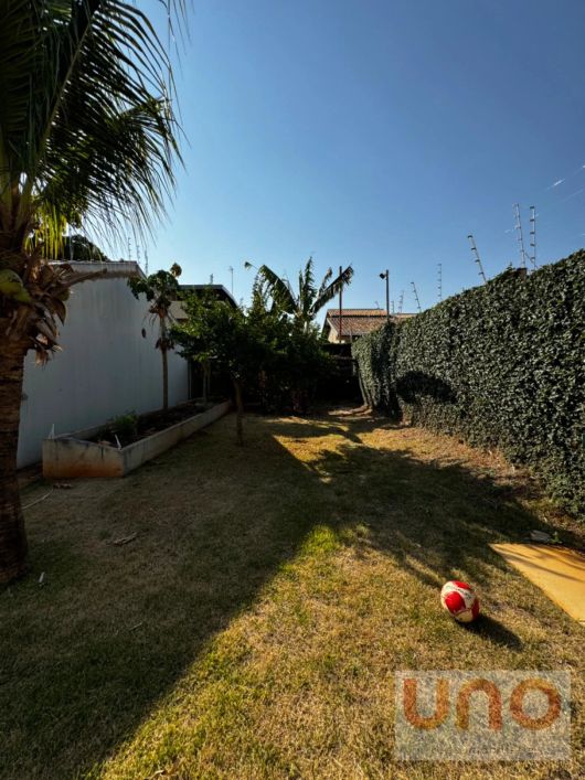 Casa residencial com escritório, disponível para locação ou venda