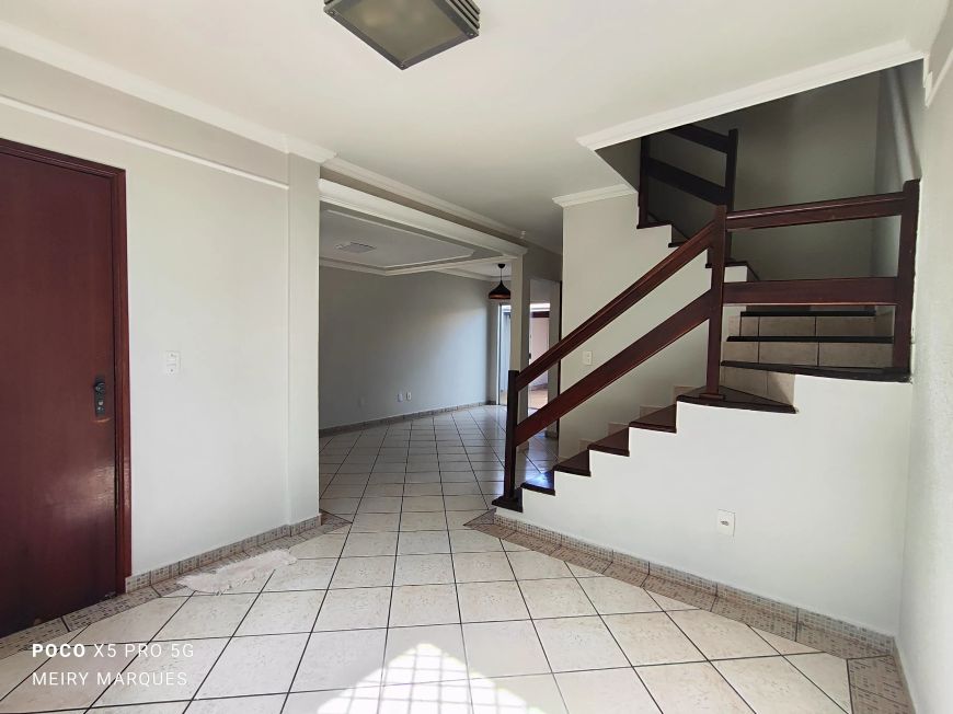 Sobrado com 3 quartos Condomínio fechado