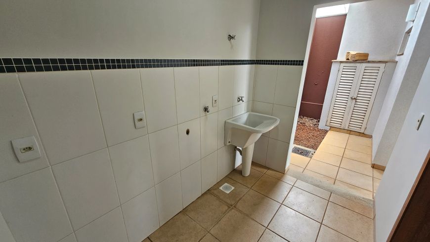 Sobrado para aluguel com 170 metros quadrados com 3 quartos em Vila Carvalho - Campo Grande - MS