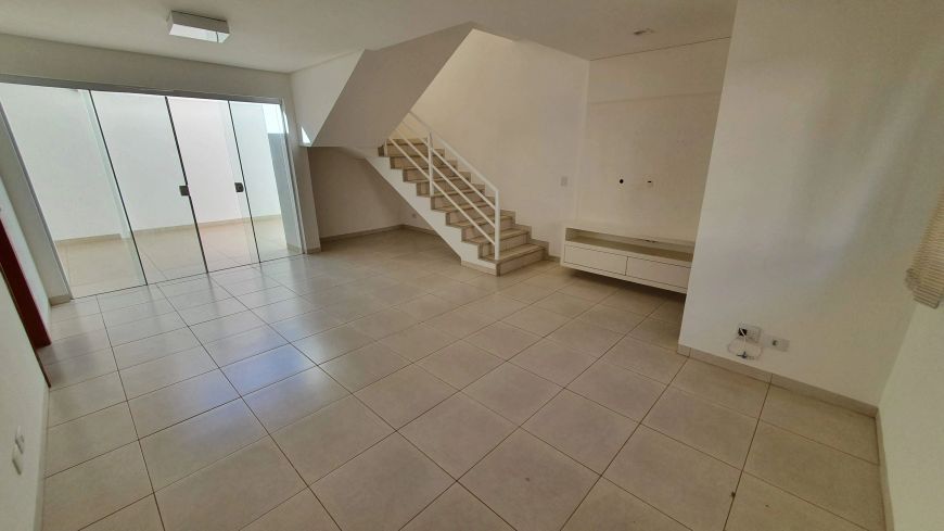 Sobrado para aluguel tem 170 metros quadrados com 3 quartos em Vila Carvalho - Campo Grande - MS