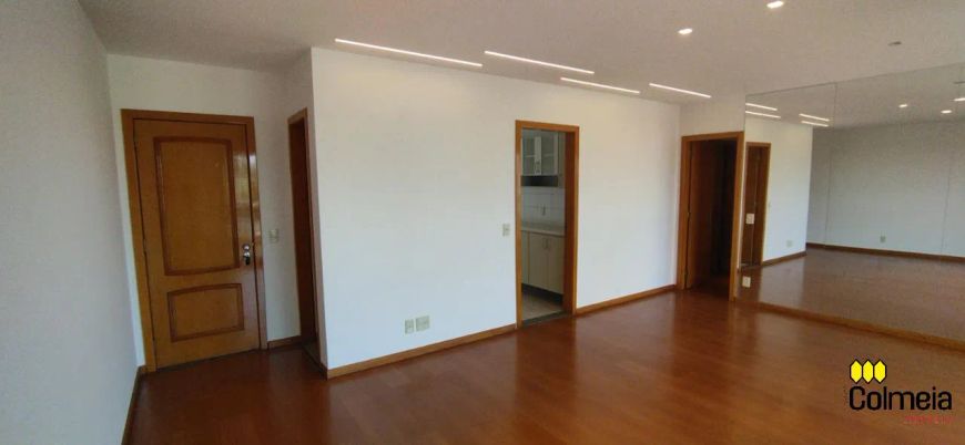 APARTAMENTO AMPLO RICO EM ARMARIO.