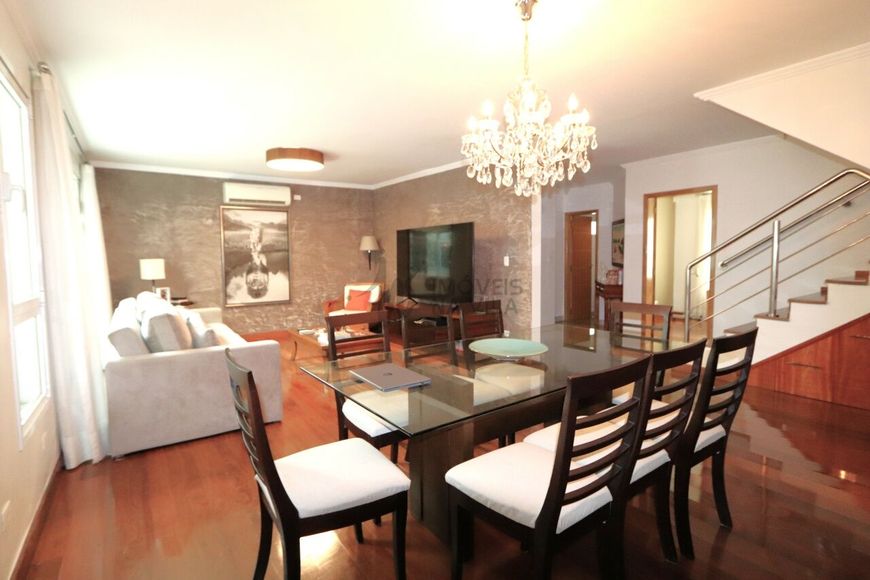 Casa com 4 suítes em rua tranquila e arborizada no Planalto Paulista, próxima à Avenida 23 de Maio